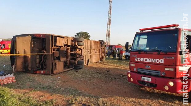 Ônibus que saiu de Corumbá tomba e mata duas pessoas em rodovia de SP