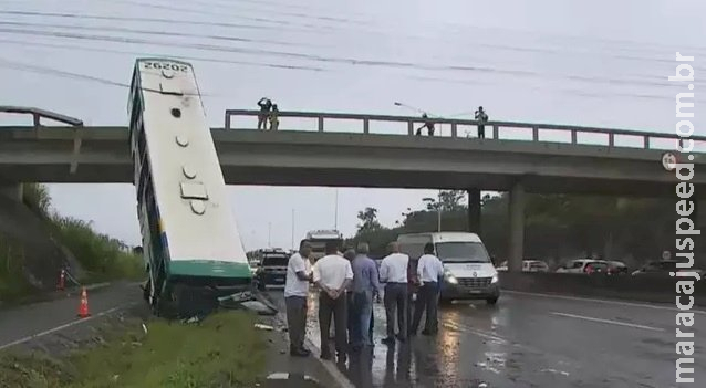 Ônibus quebra proteção e despenca de viaduto em Salvador Ônibus quebra proteção e despenca de viaduto em Salvador