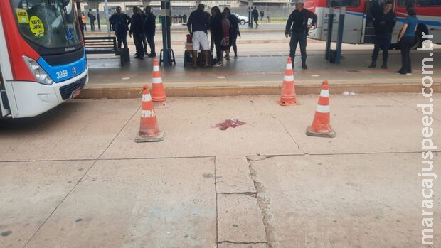Passageira corre para pegar ônibus e é atropelada dentro do terminal Bandeirantes Passageira corre para pegar ônibus e é atropelada dentro do terminal Bandeirantes