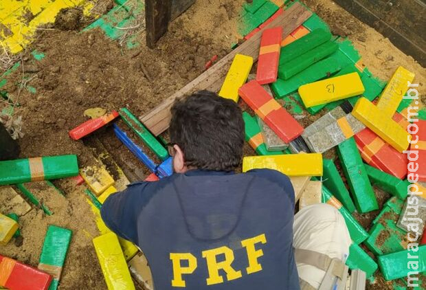 Polícia apreende caminhão de adubo com mais de 6 toneladas de maconha na MS-164 Polícia apreende caminhão de adubo com mais de 6 toneladas de maconha na MS-164