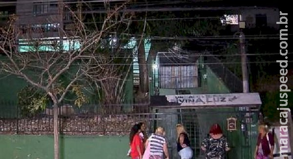 Polícia encontra idosos amarrados em camas vivendo em condições sub-humanas em asilo