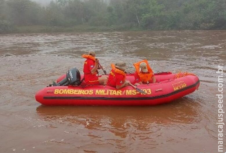 Populares avistam corpo e Bombeiros iniciam buscas em rio Populares avistam corpo e Bombeiros iniciam buscas em rio