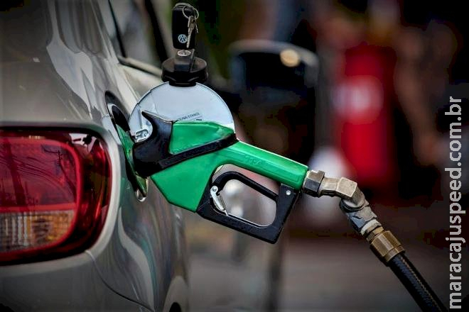 Preço da gasolina acumula queda de 30% desde cortes de impostos Preço da gasolina acumula queda de 30% desde cortes de impostos