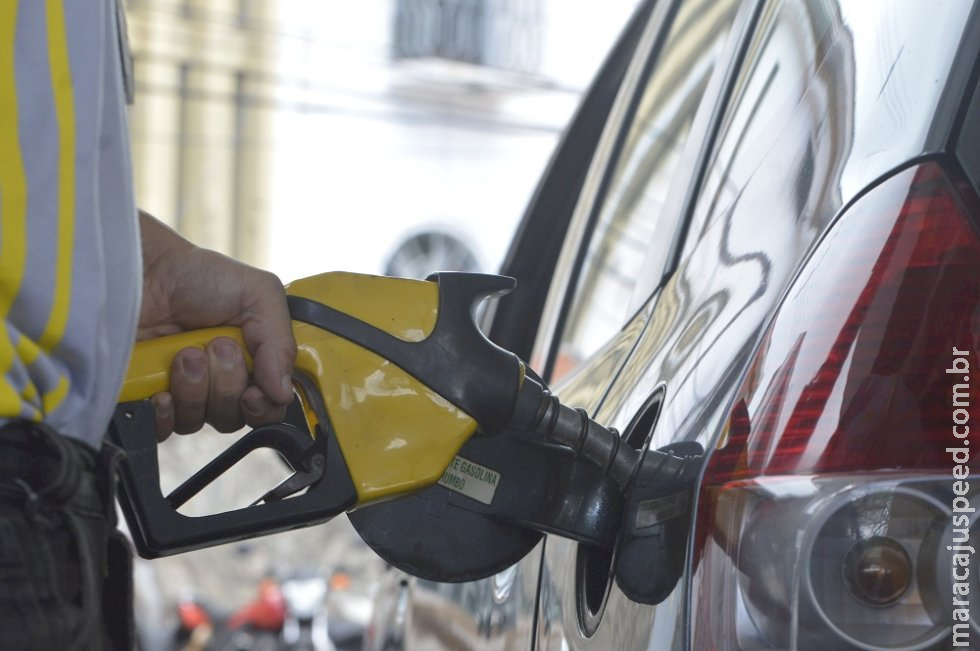 Preço médio do litro da gasolina fica abaixo de R$ 5 após mais de um ano Preço médio do litro da gasolina fica abaixo de R$ 5 após mais de um ano