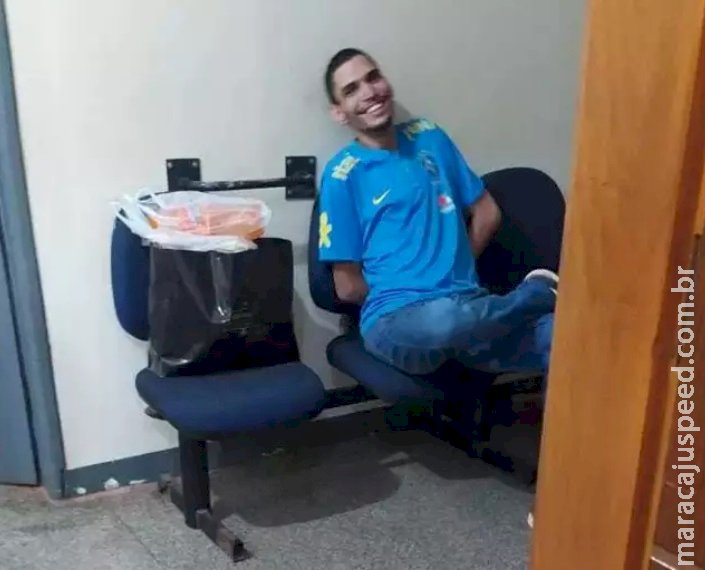 Preso 7 dias após ser solto, traficante ri em delegacia Preso 7 dias após ser solto, traficante ri em delegacia