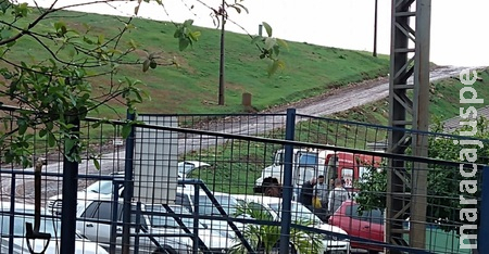 Retroescavadeira acerta cabeça de funcionária da Solurb no lixão de Campo Grande Retroescavadeira acerta cabeça de funcionária da Solurb no lixão de Campo Grande