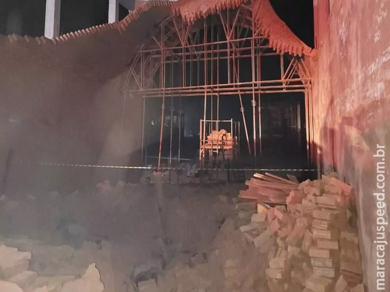 Trabalhadores morrem soterrados após forno de carvoaria desabar Trabalhadores morrem soterrados após forno de carvoaria desabar