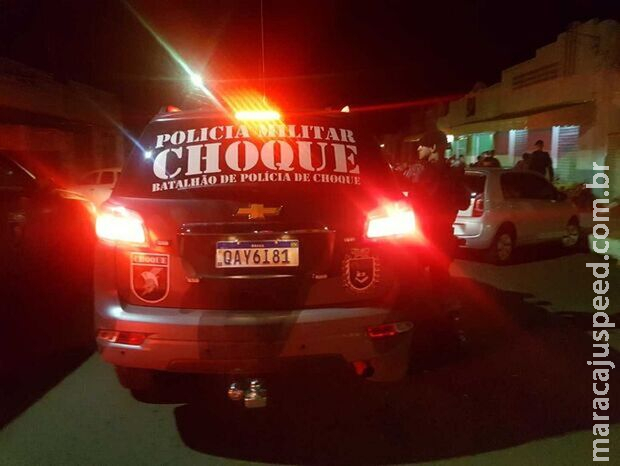 Travestis sequestram motorista com faca e levam R$ 11 mil no Guanandi Travestis sequestram motorista com faca e levam R$ 11 mil no Guanandi