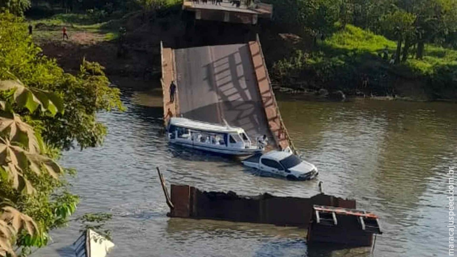 Veículos caem em rio após ponte desabar e três pessoas morrem no Amazonas