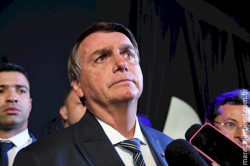 ‘Viagem totalmente justificada’, afirma Ernesto Araújo sobre ida de Bolsonaro ao funeral de Elizabeth II ‘Viagem totalmente justificada’, afirma Ernesto Araújo sobre ida de Bolsonaro ao funeral de Elizabeth II