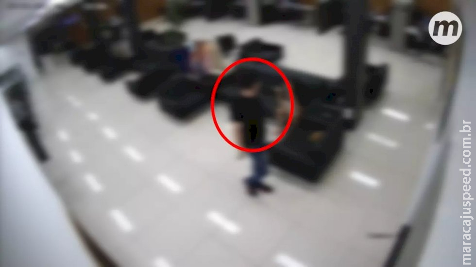 Vídeo flagrou ex-servidor preso por coação com suposta vítima de Marquinhos em cartório Vídeo flagrou ex-servidor preso por coação com suposta vítima de Marquinhos em cartório