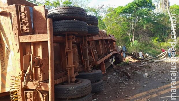 Acidente com carretas deixa um ferido em Paraíso das Águas Acidente com carretas deixa um ferido em Paraíso das Águas