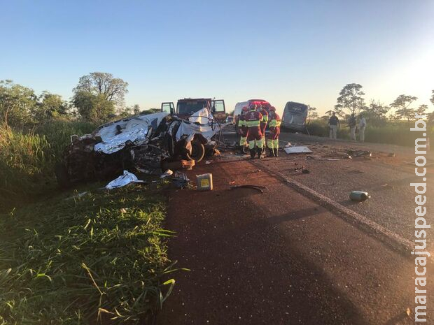 Acidente entre caminhonete e ônibus deixa três mortos em Nova Alvorada do Sul Acidente entre caminhonete e ônibus deixa três mortos em Nova Alvorada do Sul