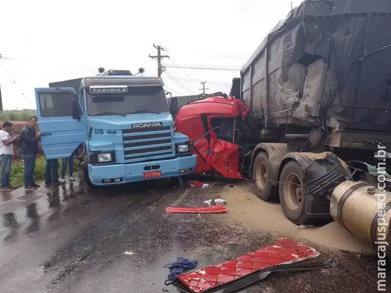Acidente entre carretas deixa motorista ferido e congestionamento na MS-134 Acidente entre carretas deixa motorista ferido e congestionamento na MS-134