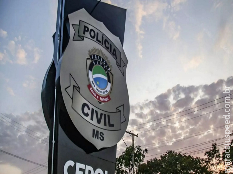 Adolescentes são levados para a delegacia após serem flagrados empurrando carro furtado Adolescentes são levados para a delegacia após serem flagrados empurrando carro furtado
