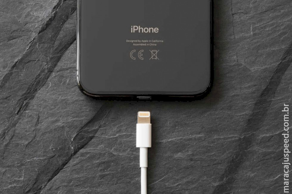 Apple é multada em R$ 100 mi por venda de iPhone sem carregador