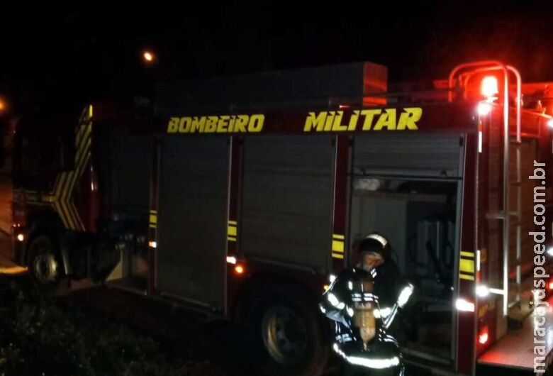 Barraco pega fogo e Corpo de Bombeiros é acionado para conter chamas Barraco pega fogo e Corpo de Bombeiros é acionado para conter chamas