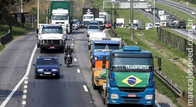 Benefício extra de R$ 1.000 é pago hoje a cerca de 295 mil taxistas e mais de 377 mil caminhoneiros Benefício extra de R$ 1.000 é pago hoje a cerca de 295 mil taxistas e mais de 377 mil caminhoneiros