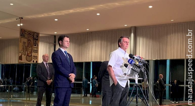 Bolsonaro critica Moraes e diz que vai recorrer de decisão sobre rádios Bolsonaro critica Moraes e diz que vai recorrer de decisão sobre rádios
