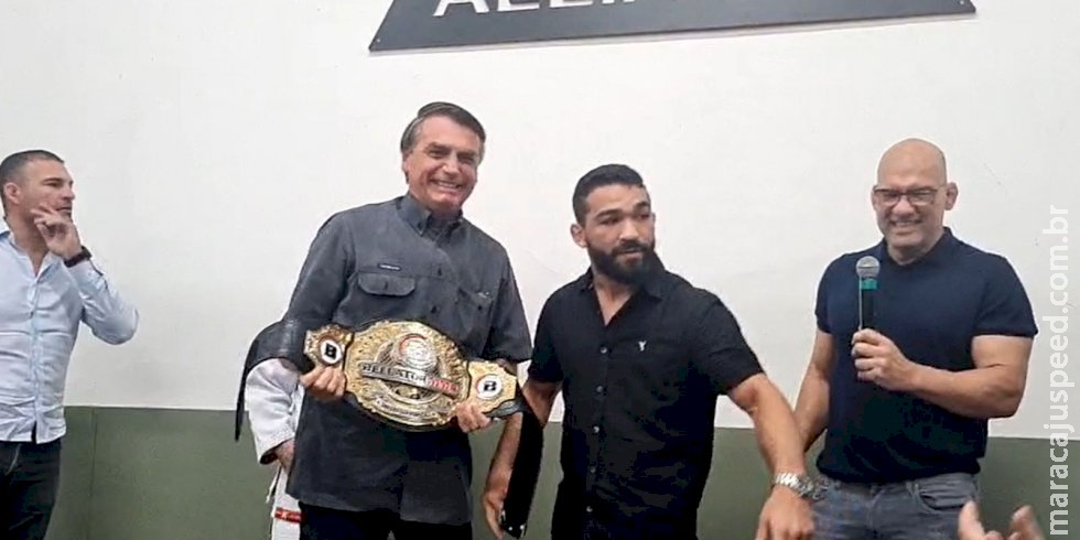 Bolsonaro diz que dará aumento real do salário mínimo em 2023 Bolsonaro diz que dará aumento real do salário mínimo em 2023