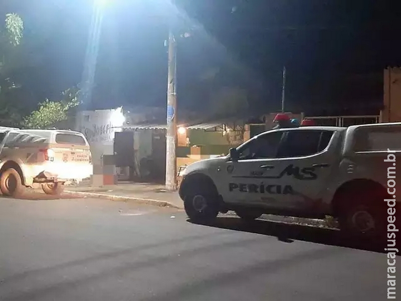 Cabeleireiro é encontrado morto sentado em vaso sanitário de salão Cabeleireiro é encontrado morto sentado em vaso sanitário de salão