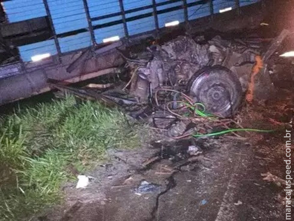 Caminhões batem de frente e três pessoas morrem na BR-376 Caminhões batem de frente e três pessoas morrem na BR-376