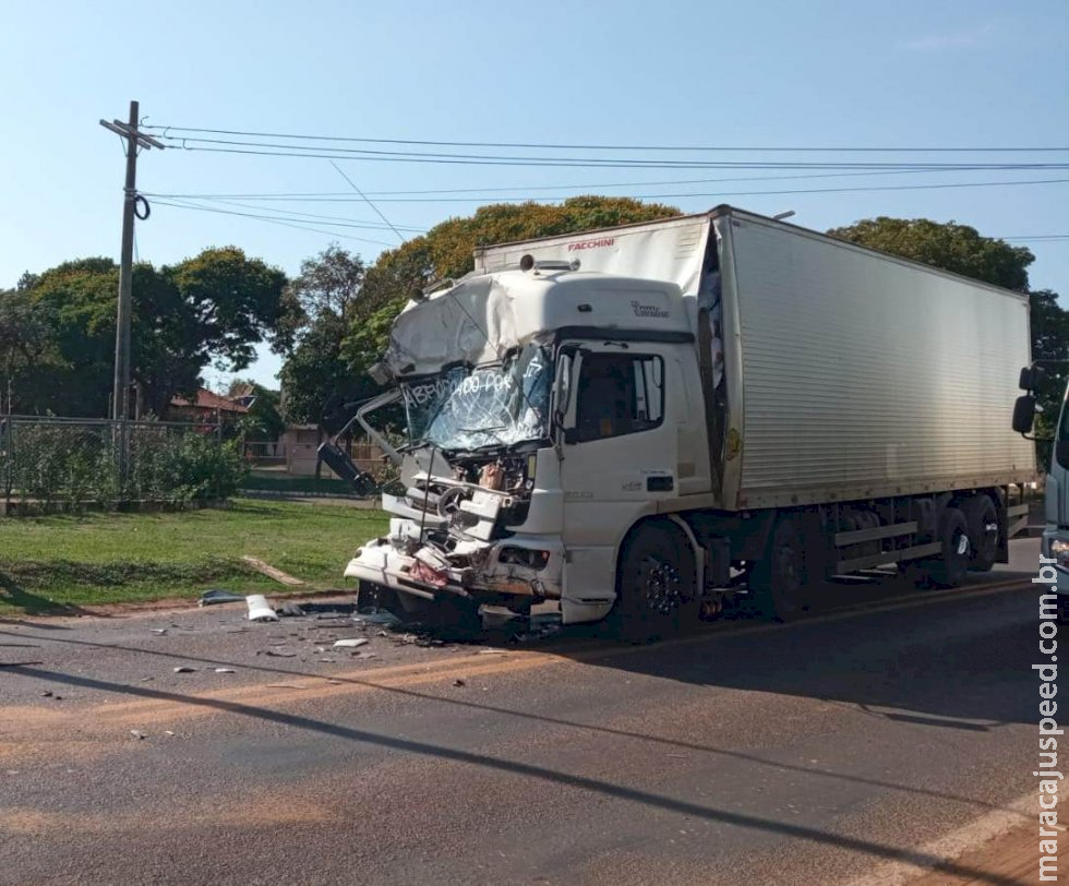 Caminhões se chocam na BR-163 em frente a empresa Refrigerantes Garoto