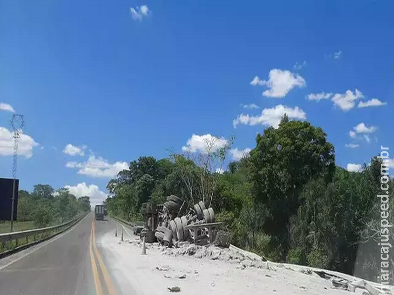 Carregada com cimento, carreta bitrem tomba em rodovia após pneu estourar