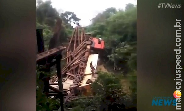 Carregada de calcário, carreta bitrem derruba ponte de madeira