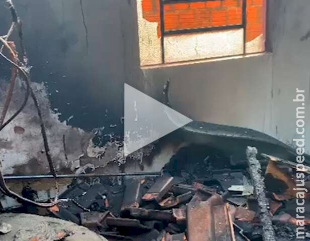 Carregador ligado provoca curto-circuito e casa fica incendiada em Rio Brilhante 
