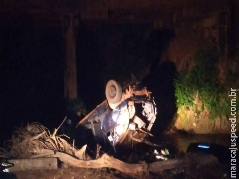 Carro cai de ponte na MS-382 em Bonito e casal sobrevive Carro cai de ponte na MS-382 em Bonito e casal sobrevive