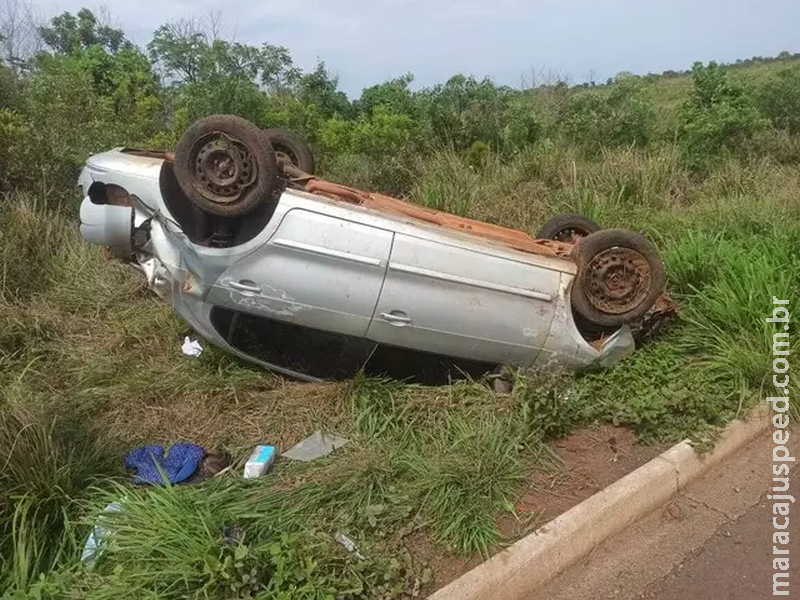 Carro capota na MS-040 e família fica sem socorro por mais de 4 horas Carro capota na MS-040 e família fica sem socorro por mais de 4 horas