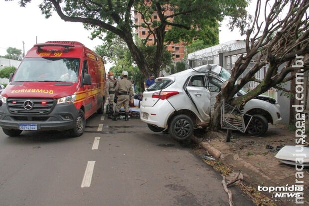 Carro com dois ocupantes colide em alta velocidade contra árvore na Rui Barbosa Carro com dois ocupantes colide em alta velocidade contra árvore na Rui Barbosa