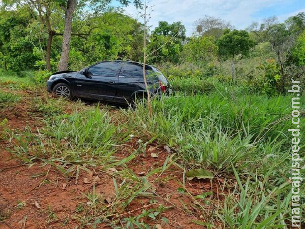 Carro desvia de animal, sai da pista e motorista fica ferido em Aquidauana