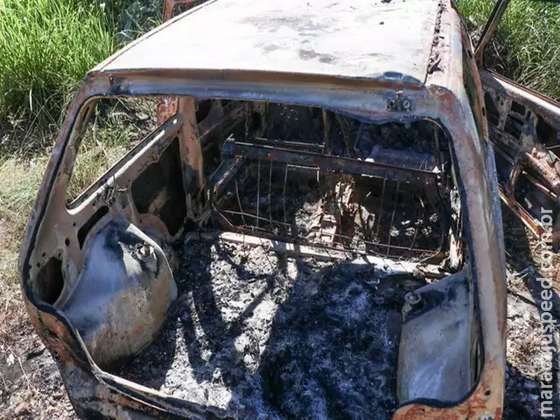 Carro furtado é encontrado incendiado em estrada vicinal Carro furtado é encontrado incendiado em estrada vicinal