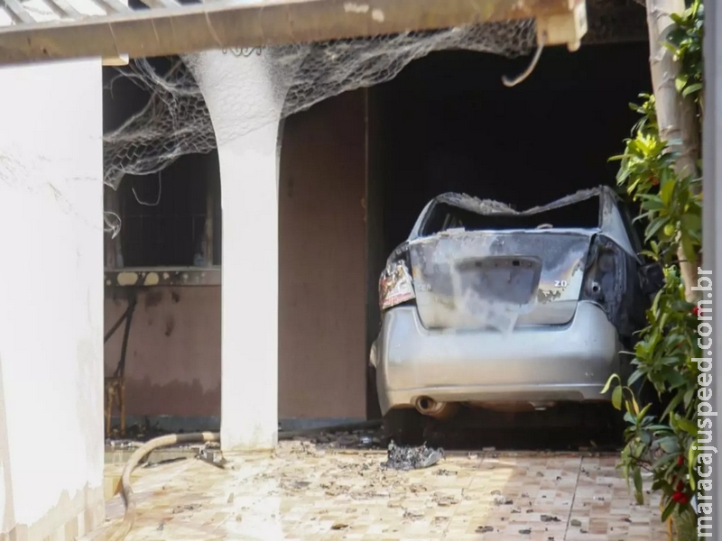 Carro pega fogo na garagem de casa e mobiliza Corpo de Bombeiros Carro pega fogo na garagem de casa e mobiliza Corpo de Bombeiros