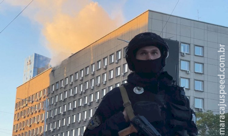 Centenas de cidades ucranianas estão no escuro por causa dos bombardeios russos Centenas de cidades ucranianas estão no escuro por causa dos bombardeios russos