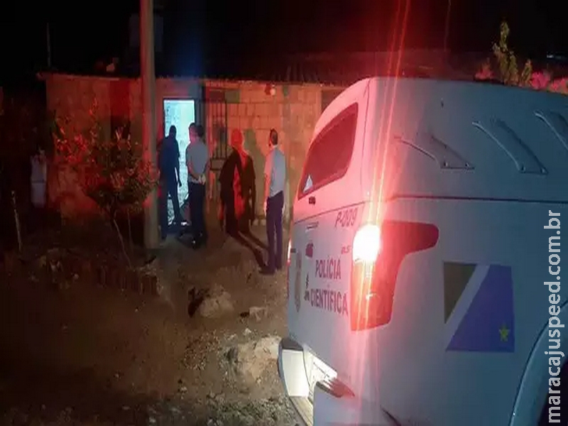Cercado por moscas e exalando mau cheiro, idoso é encontrado morto em casa Cercado por moscas e exalando mau cheiro, idoso é encontrado morto em casa