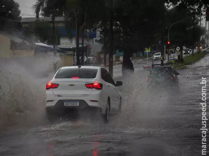 Chuva anuncia frente fria na manhã desta segunda na Capital