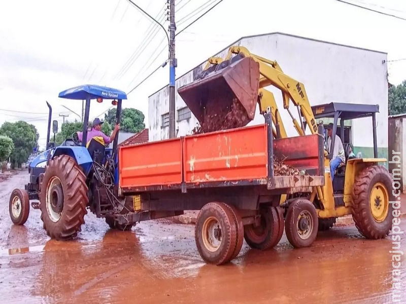 Cidade de MS inundada por lagoa segue com limpeza e libera acesso para 100 famílias Cidade de MS inundada por lagoa segue com limpeza e libera acesso para 100 famílias