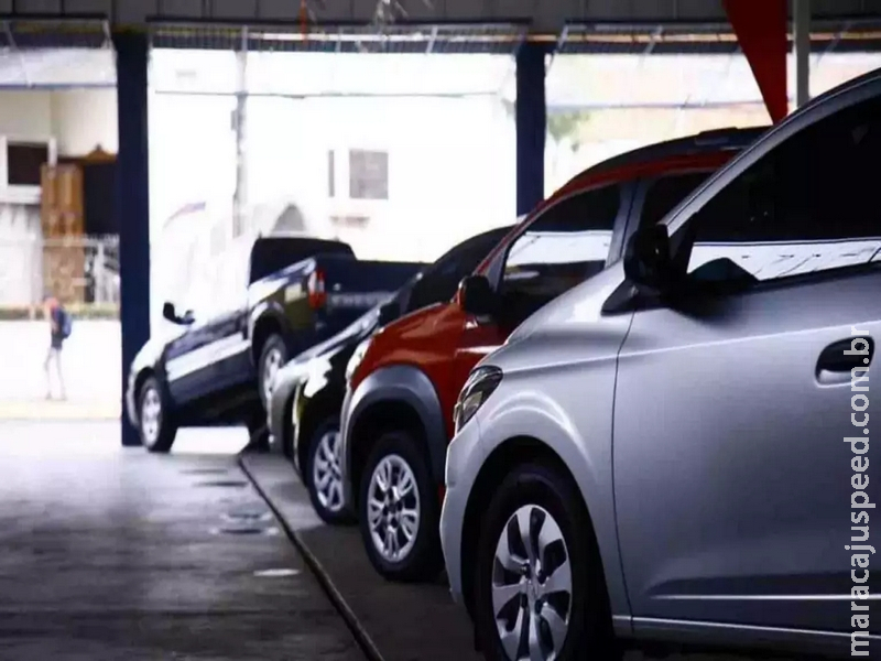 Clientes ainda esperam na fila de concessionárias por carros zero em Campo Grande Clientes ainda esperam na fila de concessionárias por carros zero em Campo Grande