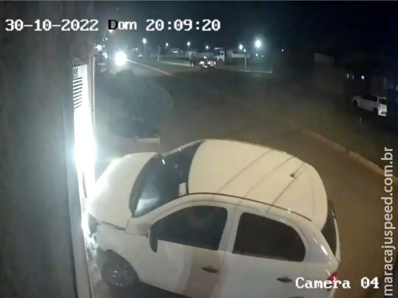Condutor perde o controle, bate veículo em portão, foge e deixa prejuízo para família Condutor perde o controle, bate veículo em portão, foge e deixa prejuízo para família
