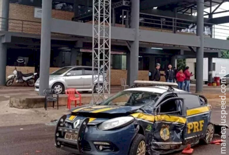 Durante perseguição viatura da PRF bate em caminhonete e deixa feridos Durante perseguição viatura da PRF bate em caminhonete e deixa feridos