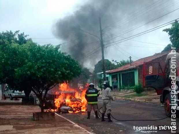 Foragido da Justiça ateia fogo em lixo e quase queima casa e carro de vizinhos