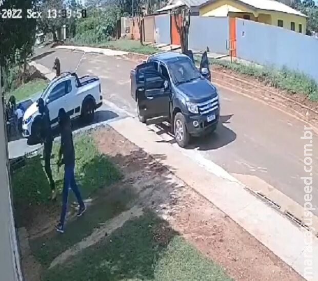 Homens armados invadem casa, rendem moradores e atiram contra carro em Ponta Porã Homens armados invadem casa, rendem moradores e atiram contra carro em Ponta Porã