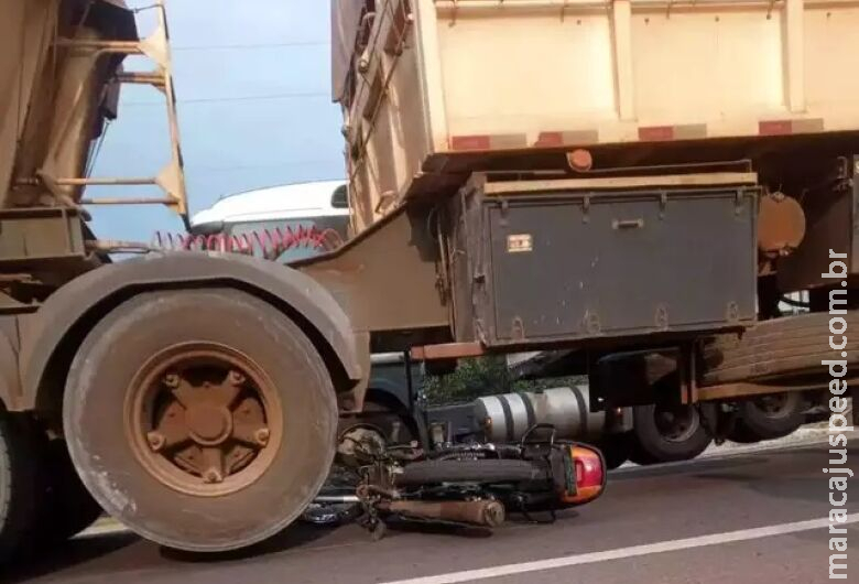 Jovem escapa da morte após moto parar sob carreta na BR-163 Jovem escapa da morte após moto parar sob carreta na BR-163