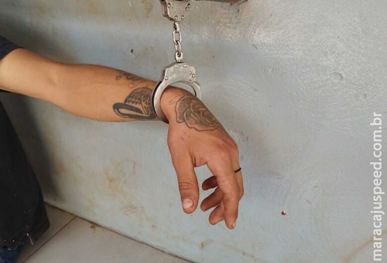 Ladrão furta celular de jovem é detido por populares e preso Ladrão furta celular de jovem é detido por populares e preso