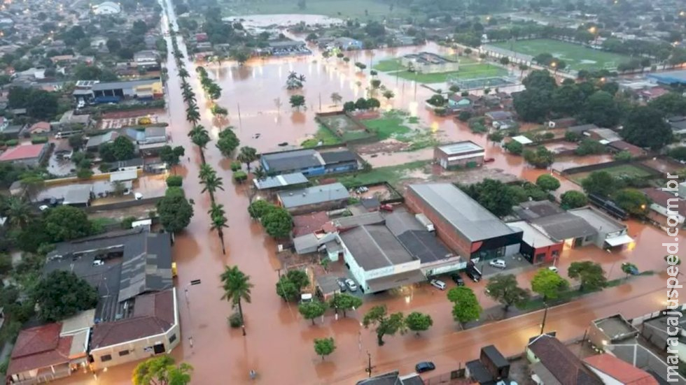 Lagoa transborda durante temporal e água invade mais de 30 casas em cidade de MS Lagoa transborda durante temporal e água invade mais de 30 casas em cidade de MS