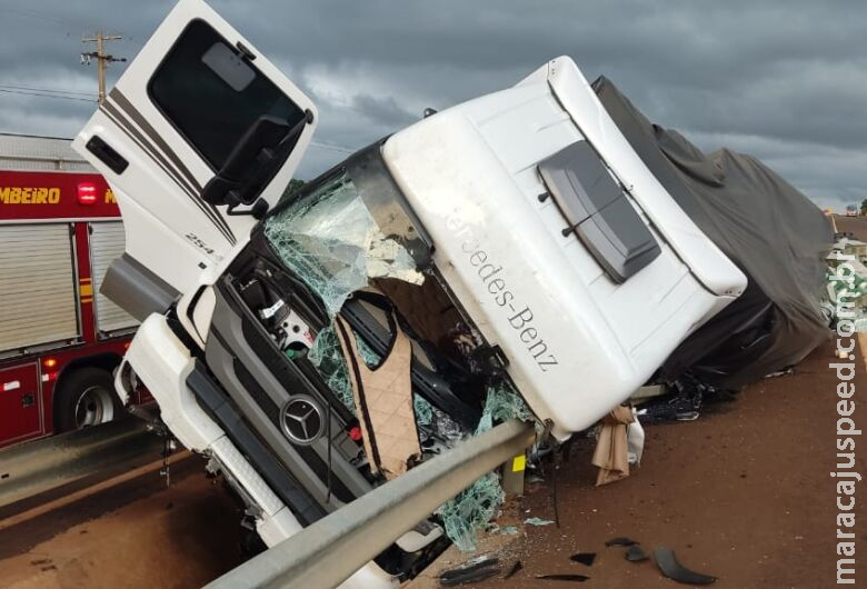 Leite fica esparramado em rodovia após acidente em Dourados Leite fica esparramado em rodovia após acidente em Dourados