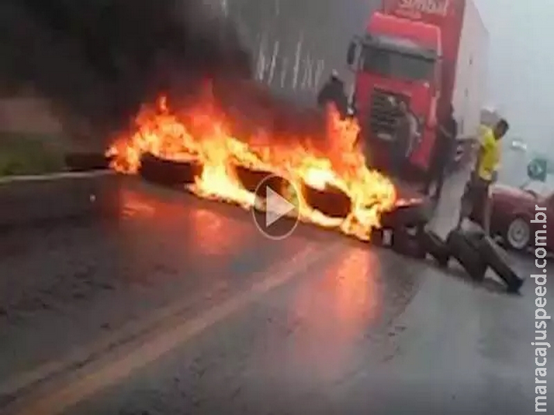 Manifestantes chegam na fronteira e fecham rua até no lado paraguaio Manifestantes chegam na fronteira e fecham rua até no lado paraguaio